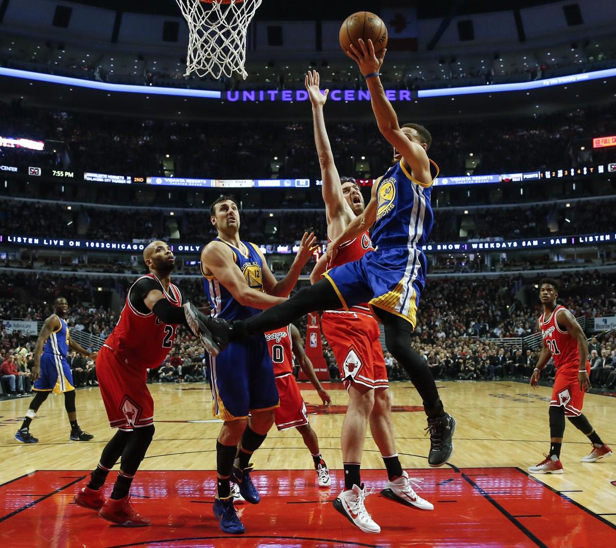 Curry segna da metà campo, si arrende anche Utah