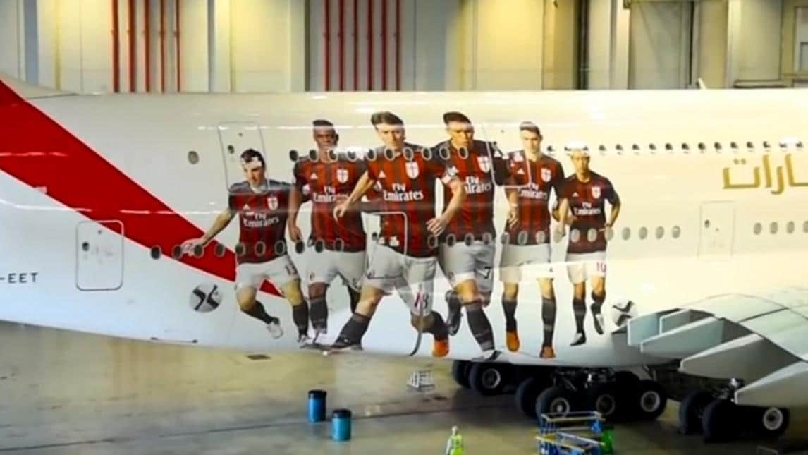 Montolivo e Balo sulla fusoliera: il timelapse dell'aereo targato Milan