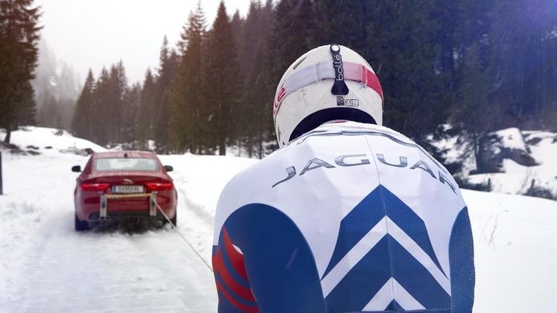 Olimpionico scia trainato da una Jaguar da 340 cavalli
