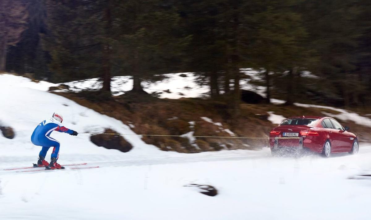 Sugli sci trainato da una Jaguar XE da 340 cv