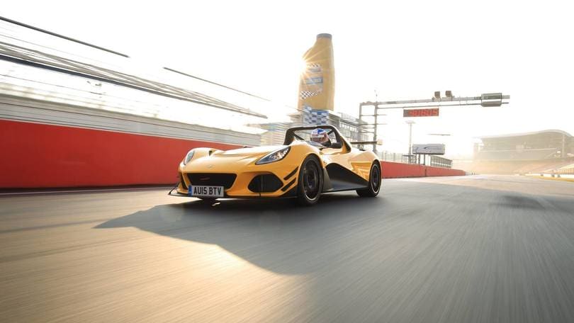 Lotus 3-Eleven, la piccola supercar batte Porsche 918