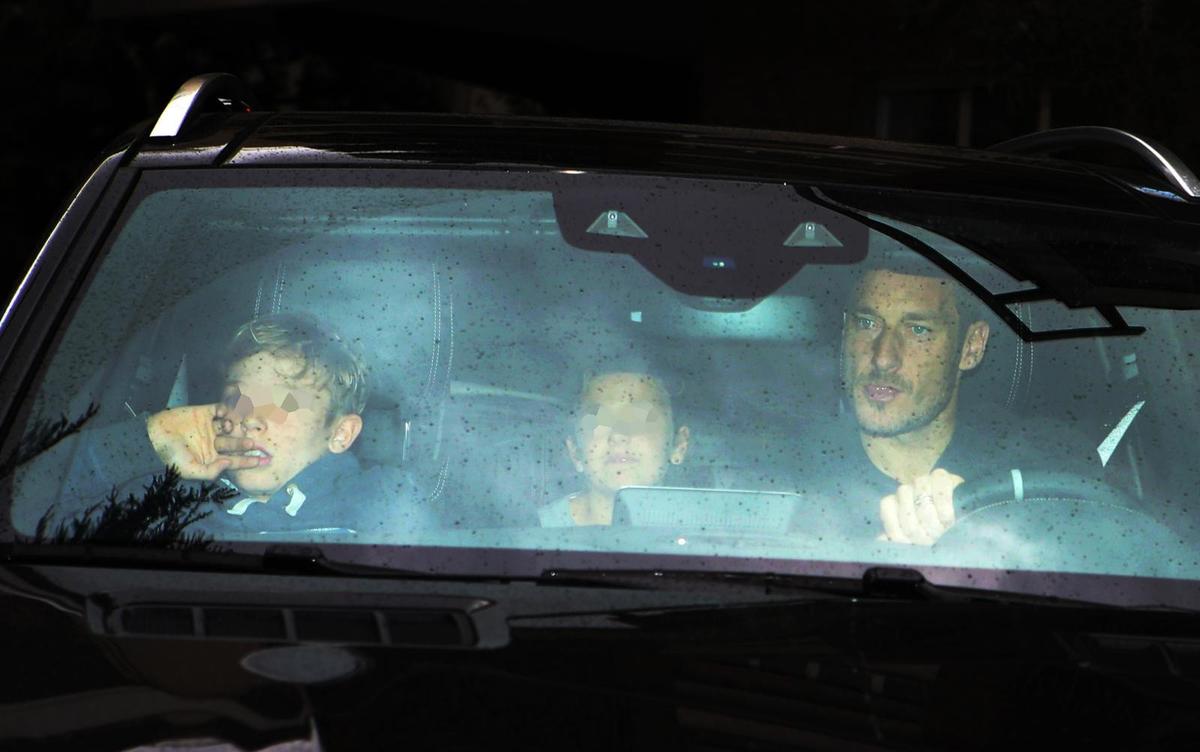 Roma, Totti in clinica con i figli: il capitano da Ilary e Isabel