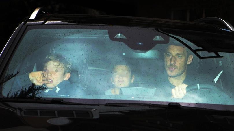 Roma, Totti in clinica con i figli: il capitano da Ilary e Isabel