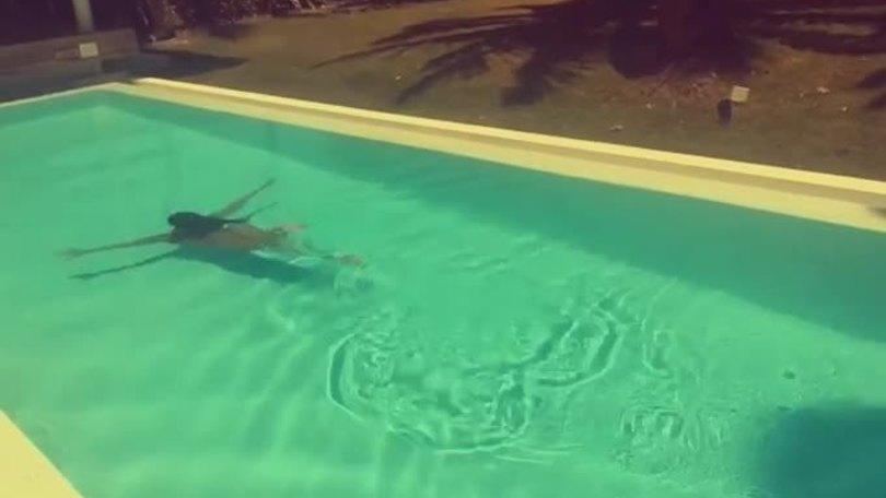 Belen completamente nuda, che nuotata in piscina!