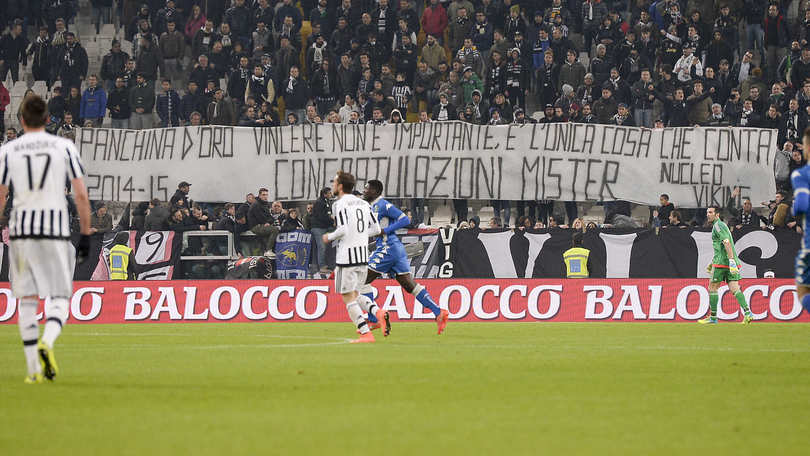 Juventus, i tifosi stanno con Allegri: striscioni per lui e cori contro Sacchi