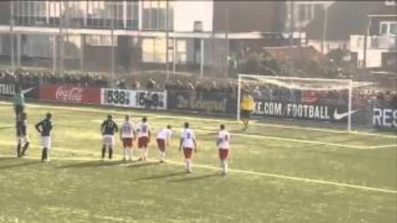 Van der Sar torna in campo a 45 anni e para un rigore