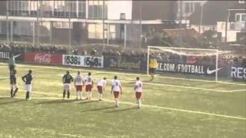 Van der Sar torna in campo a 45 anni e para un rigore