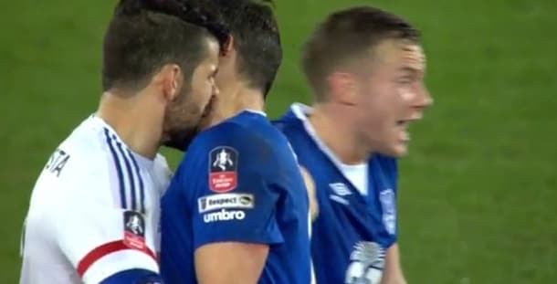 FA Cup, Diego Costa come Suarez: morde l'avversario