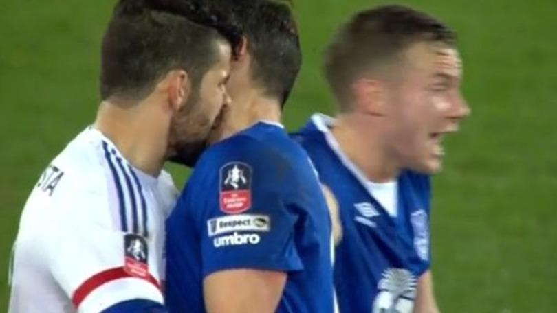 FA Cup, Diego Costa come Suarez: morde l'avversario