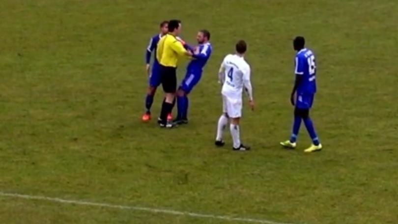 L'arbitro non ci sta e spinge a terra il giocatore