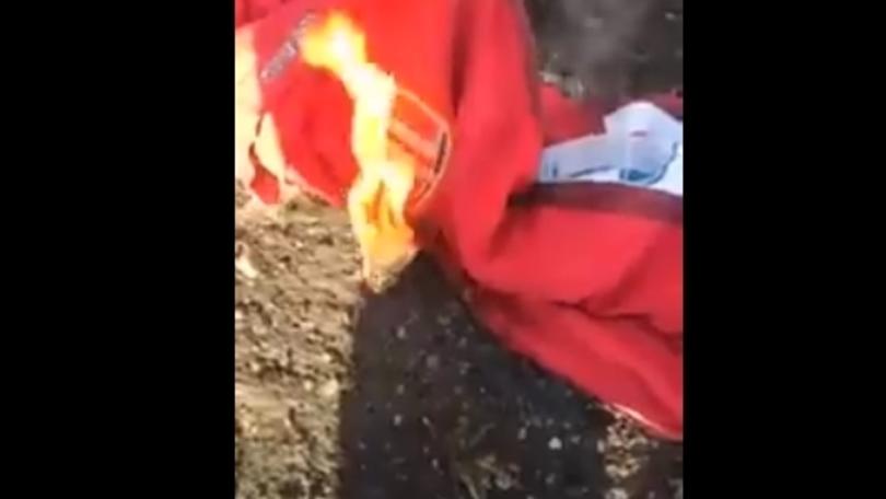Arsenal, tifoso infuriato dà fuoco alla maglia