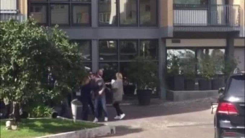 Totti e Ilary escono dall'ospedale