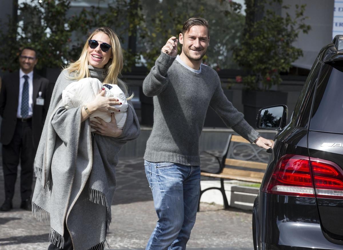 Totti e Ilary lasciano la clinica: con loro c'è la piccola Isabel