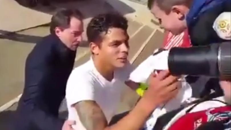 Thiago Silva festeggia con un piccolo tifoso del Psg