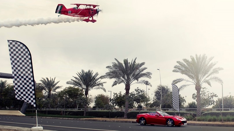 Ferrari, duello tra California T e un biplano