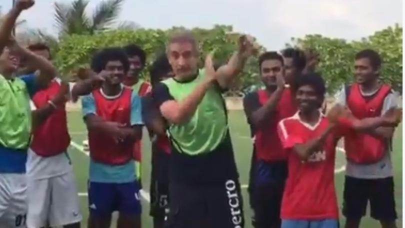 Ezio Greggio fa il gesto dell'ombrello al Bayern