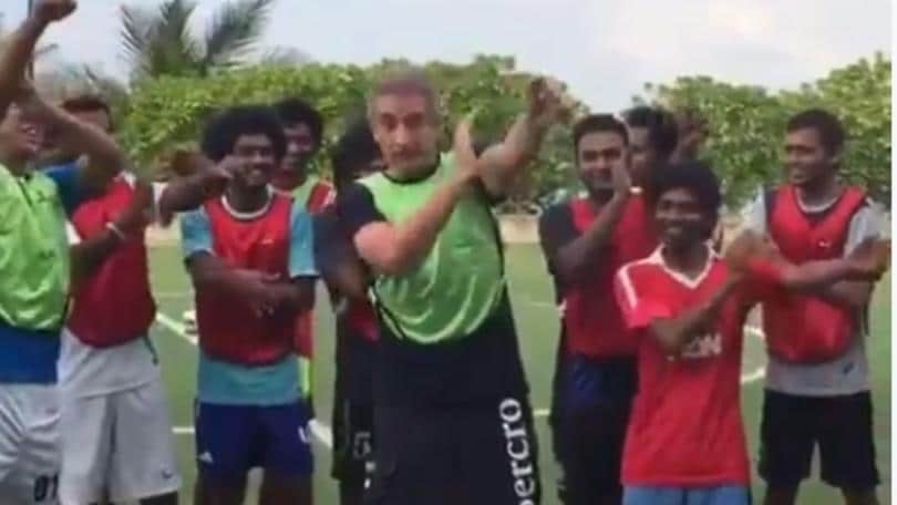 Ezio Greggio fa il gesto dell'ombrello al Bayern