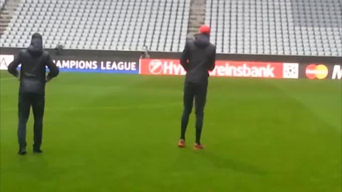 Pogba balla in campo, Evra sorride