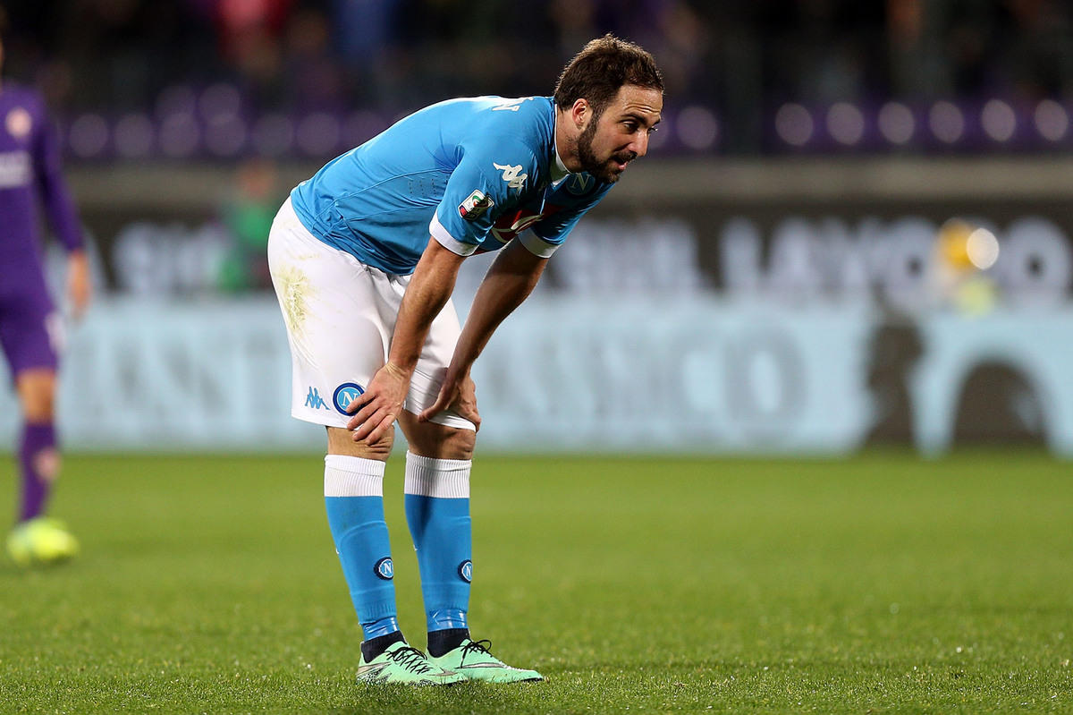 Napoli, Higuain lascia l'allenamento: botta alla caviglia destra