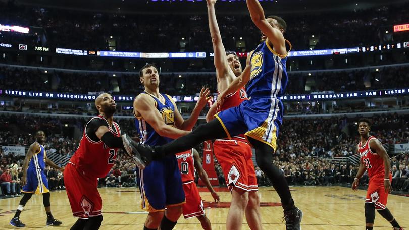 Curry domina  i Knicks, sabato sfida agli Spurs