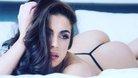 Tutto, pur di apparire: ecco Katie Salmon, icona sexy delle wags 2.0