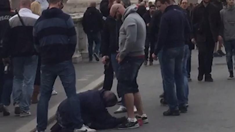 Tifosi dello Sparta Praga umiliano una mendicante