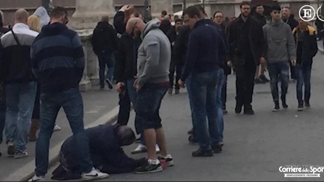 Senza vergogna: teppista ceco urina su mendicante a Castel Sant'Angelo