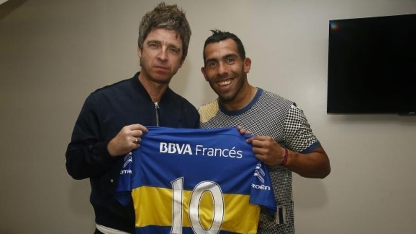 Noel Gallagher alla Bombonera: abbracci e risate con Tevez e Osvaldo