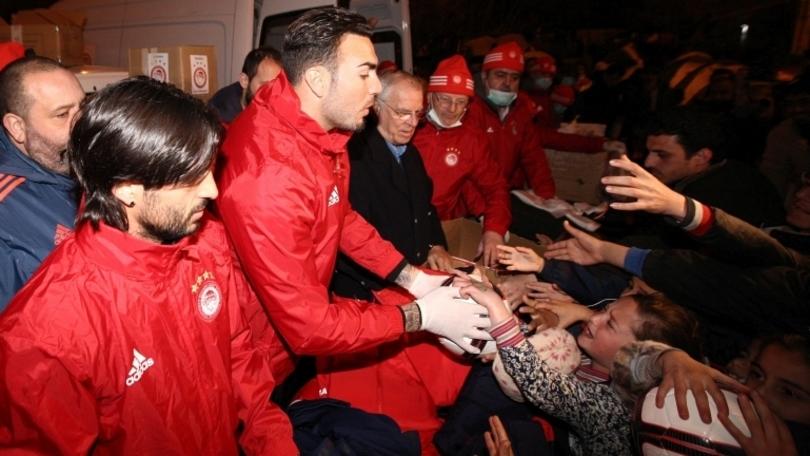 Dai calciatori dell'Olympiacos cibo e vestiti ai rifugiati