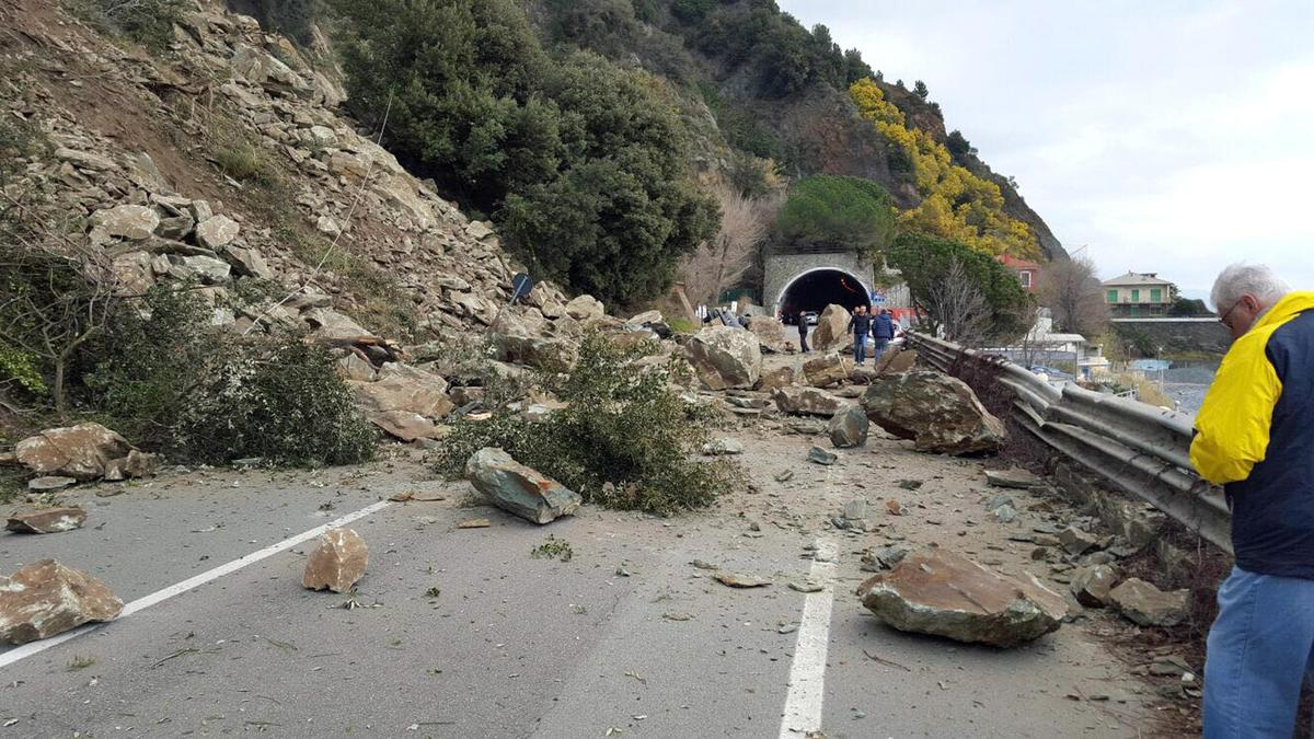 Frana sull'Aurelia. Deviata la Milano-Sanremo