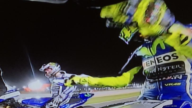 Rossi-Lorenzo, tensione in prova: la sequenza dello "screzio"