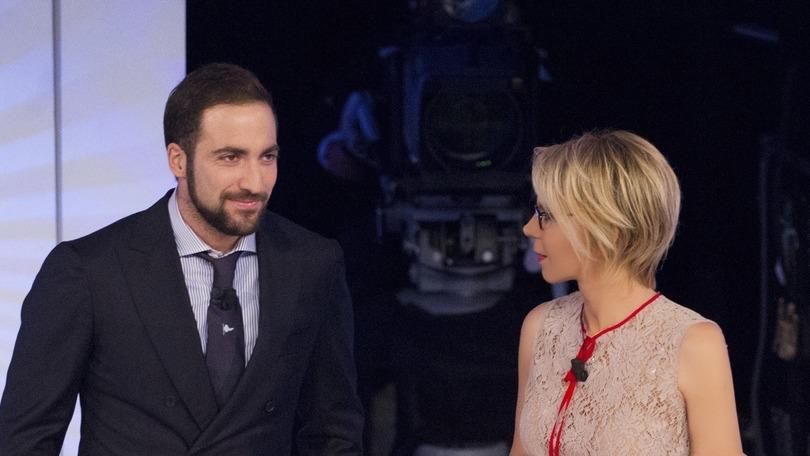 Gonzalo Higuain a C'è Posta per te: la De Filippi fa commuovere il Pipita