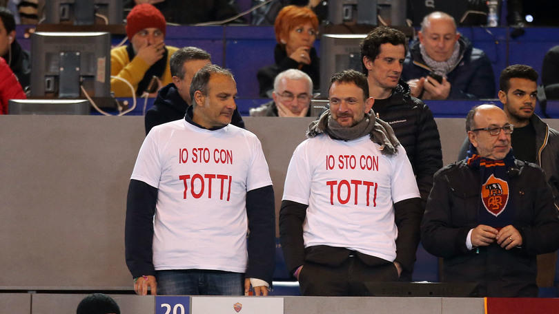 Roma-Inter, magliette e striscioni per Totti