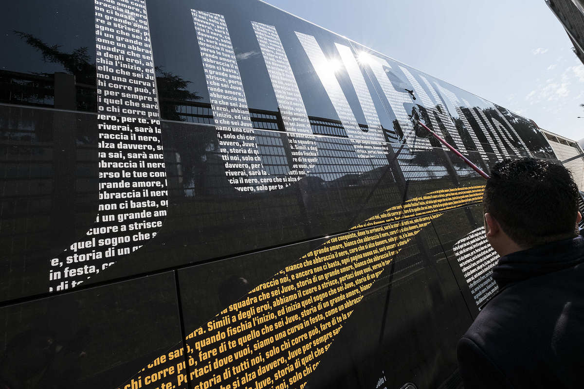Torino-Juventus: tifosi prendono a sassate il pullman bianconero