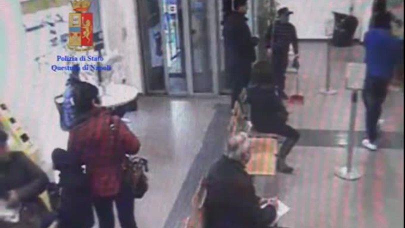 Napoli, il poliziotto paga le bollette e...arresta il rapinatore