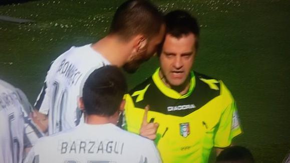 Torino-Juventus, Bonucci contro Rizzoli: l'immagine diventa virale sul web