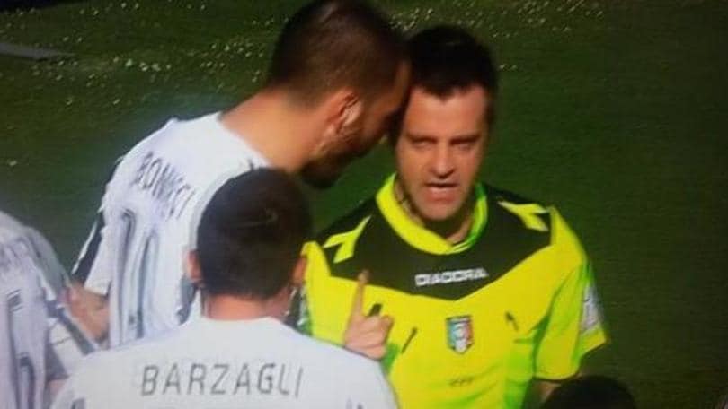 Torino-Juventus, Bonucci contro Rizzoli: l'immagine diventa virale sul web