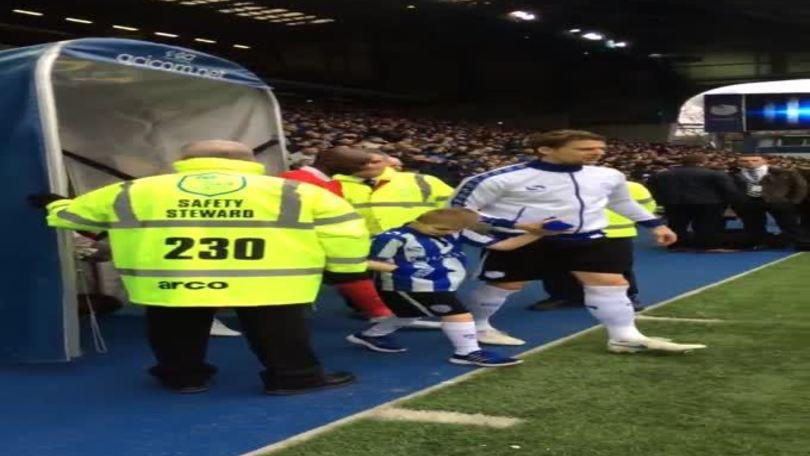 Sheffield, il piccolo tifoso che per i medici non poteva camminare entra in campo con la squadra