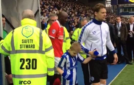 I medici: «Non camminerà mai». Il piccolo Joe entra in campo con lo Sheffield Wednesday