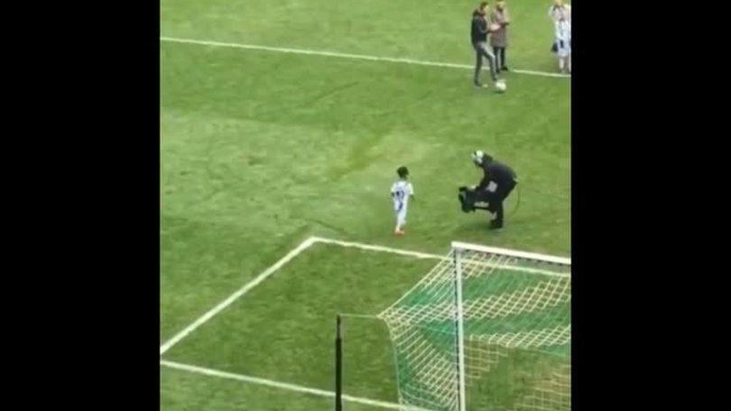 Bambino segna ed esulta come Cristiano Ronaldo