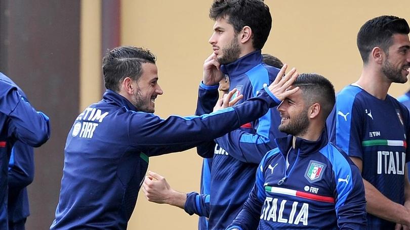 Nazionale, Florenzi e Insigne scherzano a Coverciano