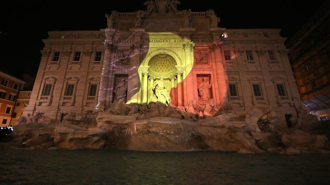 Attentati Bruxelles, la Fontana di Trevi illuminata con la bandiera del Belgio