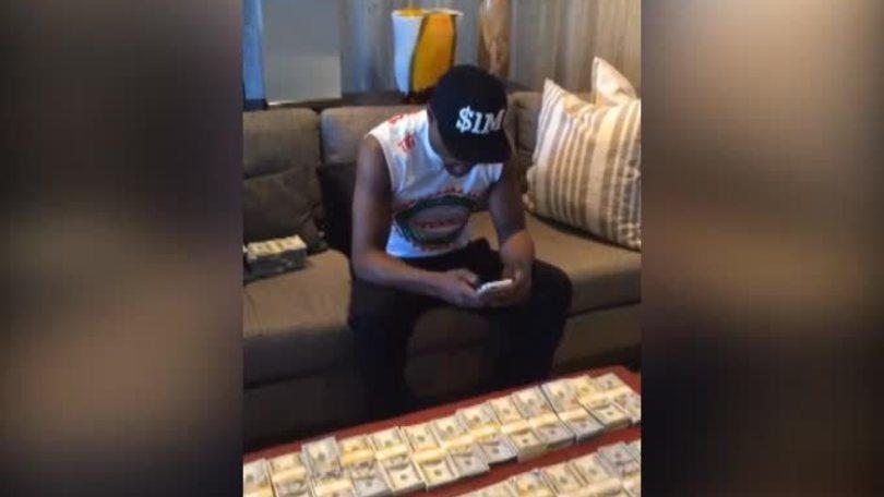 Floyd Mayweather, un tavolo pieno di soldi