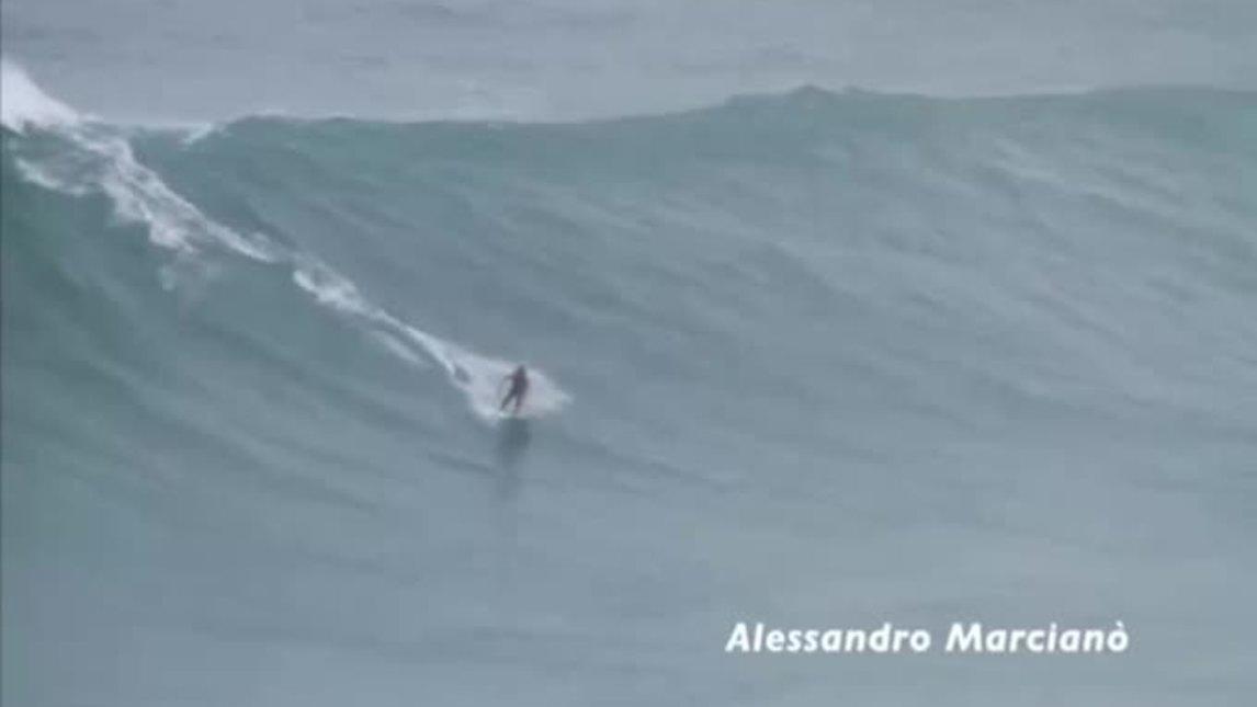 Alessandro Marcianò cavalca un'onda di 18 metri