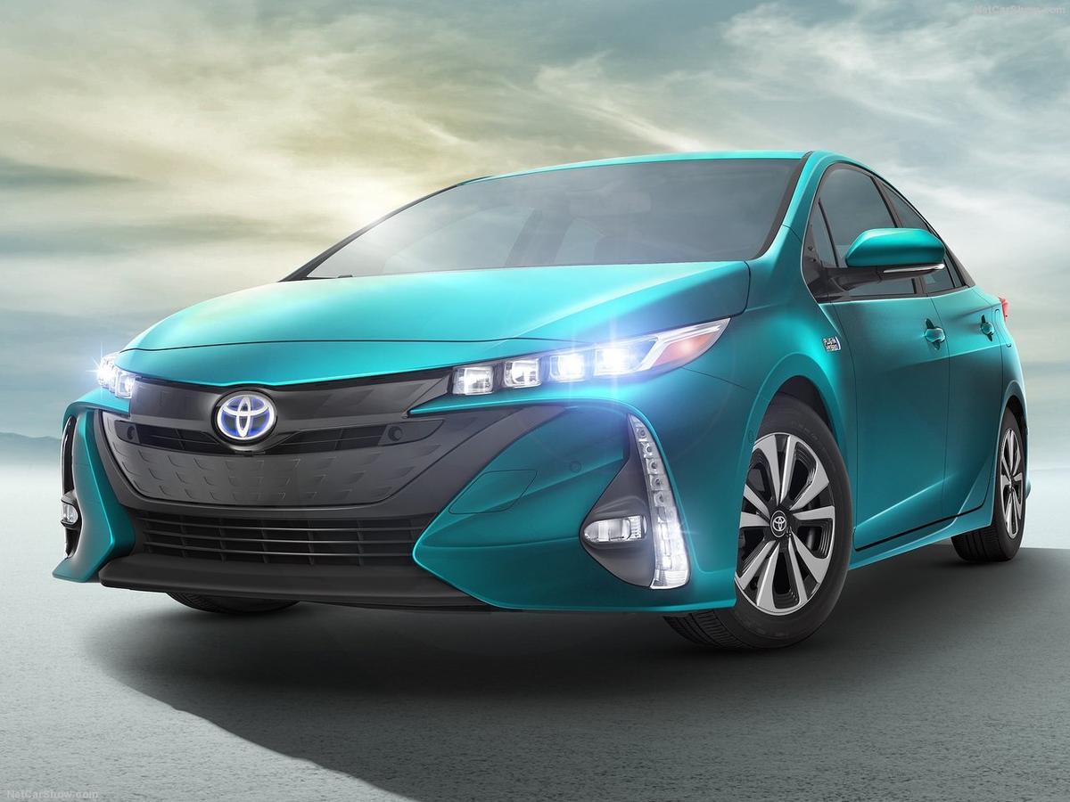 Nuova Toyota Prius Prime, 100 km con 1,4 litri