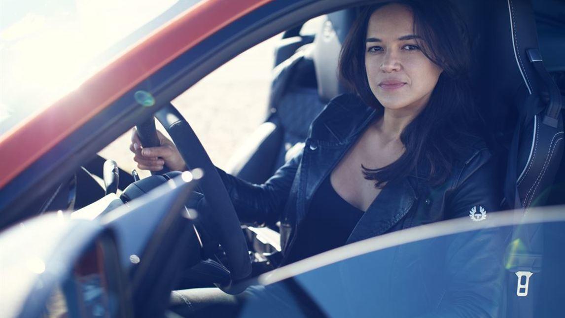 Michelle Rodriguez a 320 orari sulla nuova F-Type SVR