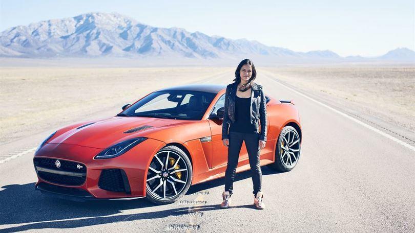 Michelle Rodriguez a 320 orari sulla nuova F-Type SVR