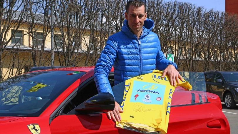 Vincenzo Nibali visita la Ferrari
