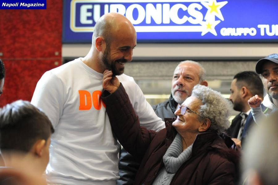 Serie A, la nonnina del Napoli e il tenero gesto a Reina