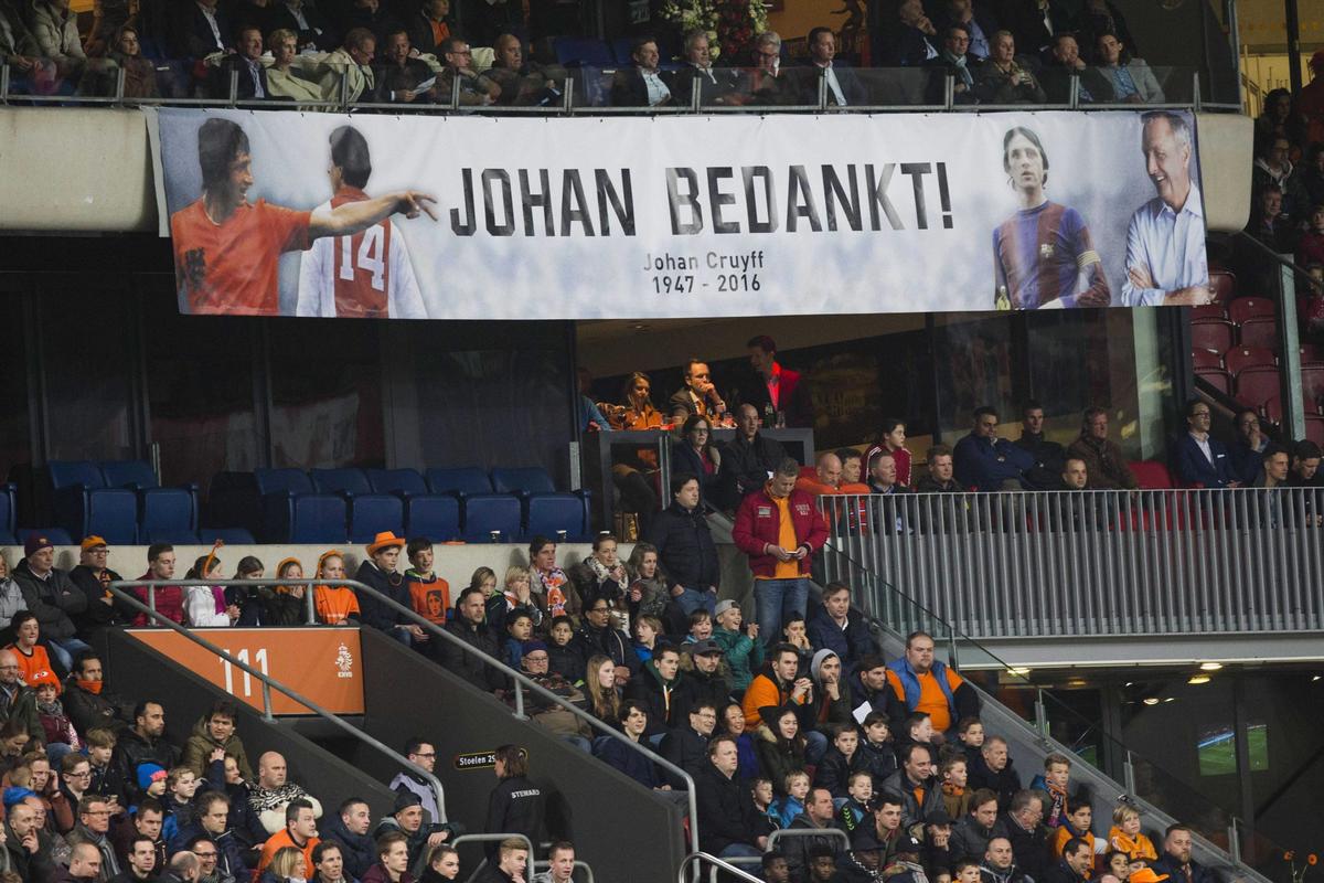 Lacrime e commozione: il Camp Nou è aperto per Cruijff